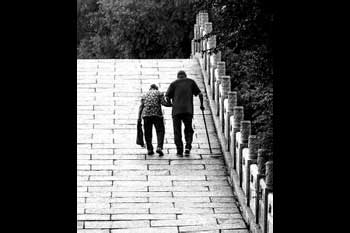 跟着你的脚步陪你到最后