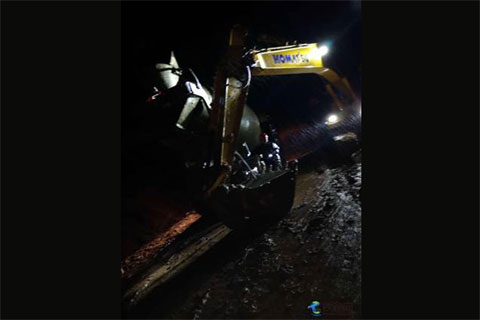 天在下雨你在修路