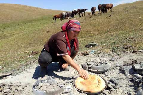 羊粪块里烧烤出的塔巴馕