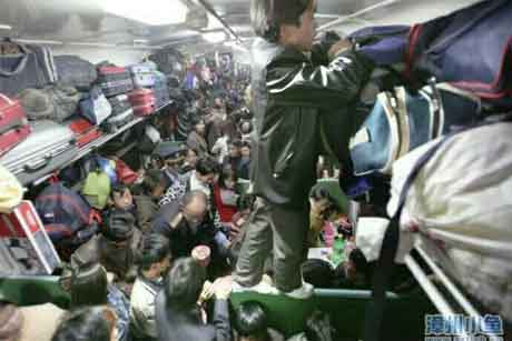 子夜时分 绿皮火车内的迷惘(散文诗)